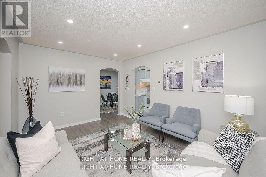 1724 Samuelson Circle, Mississauga, ON - Indoor Photo Showing Living Room