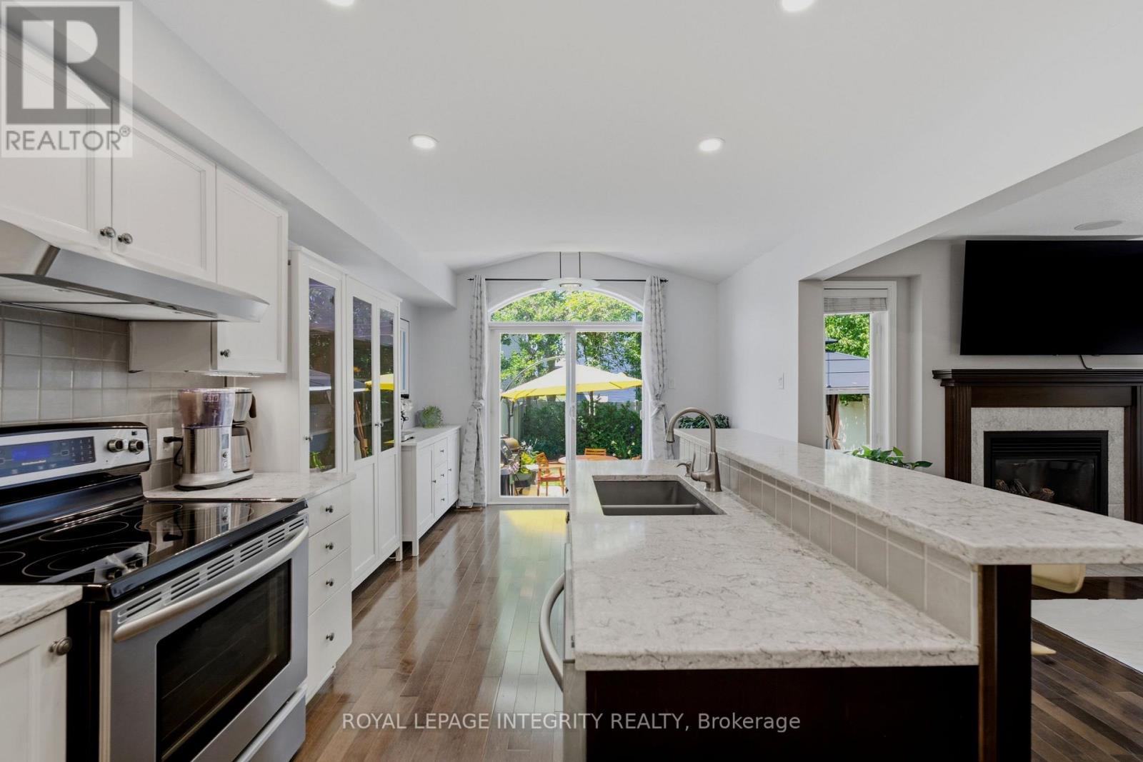 355 Celtic Ridge Crescent, Ottawa, ON - Indoor Photo Showing Kitchen With Double Sink