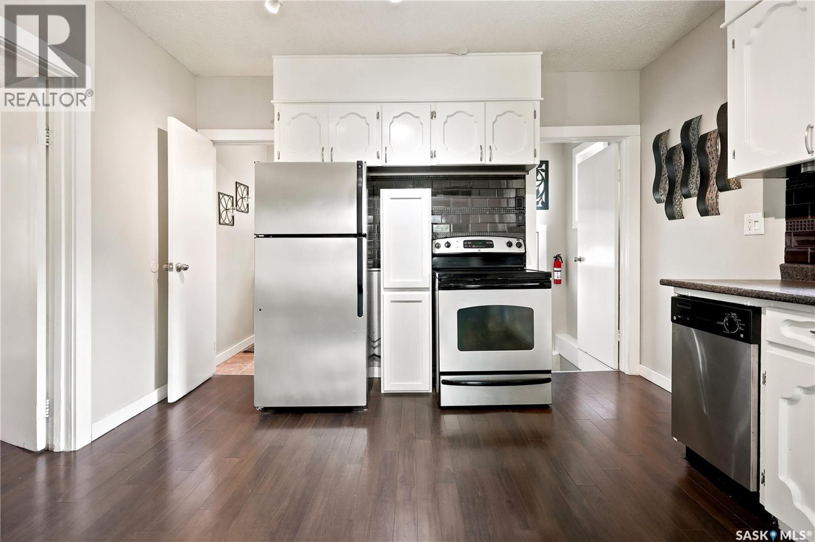 747 Argyle Street, Regina, SK - Indoor Photo Showing Kitchen With Stainless Steel Kitchen