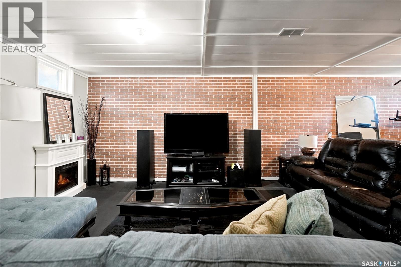 747 Argyle Street, Regina, SK - Indoor Photo Showing Living Room With Fireplace