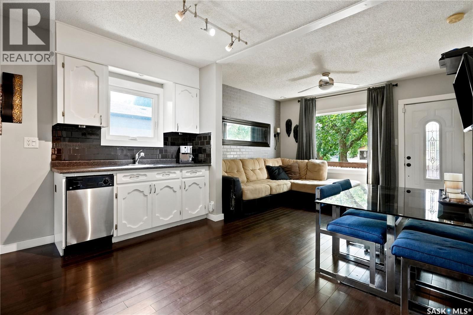 747 Argyle Street, Regina, SK - Indoor