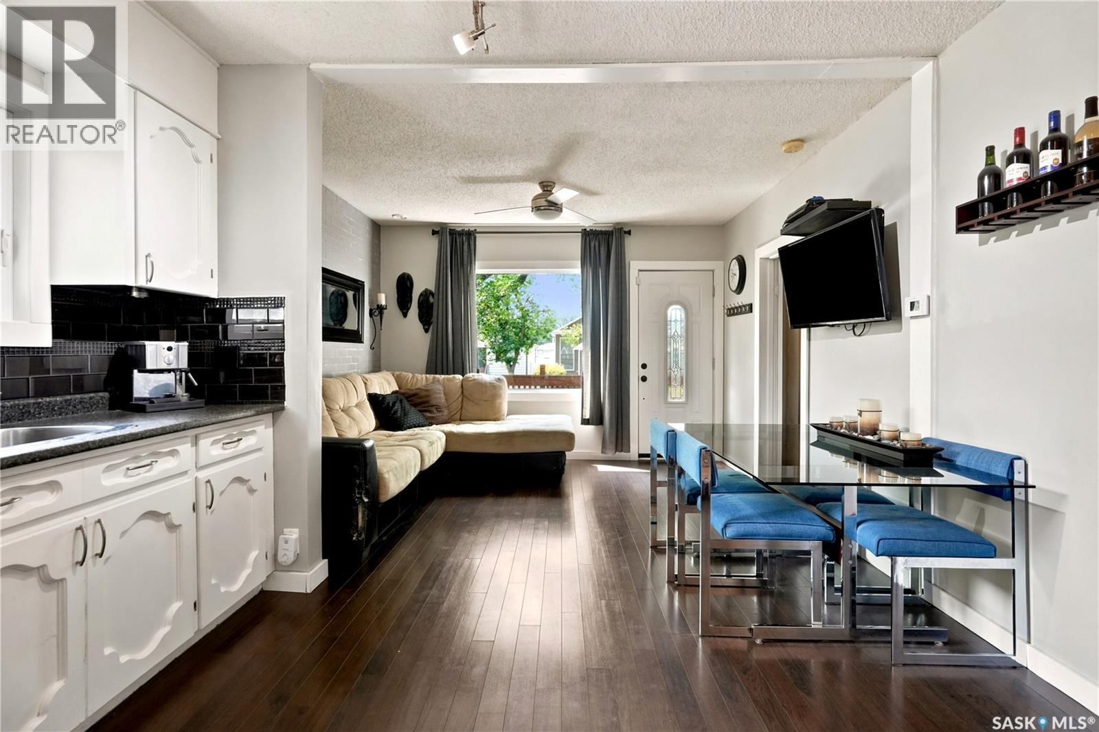 747 Argyle Street, Regina, SK - Indoor