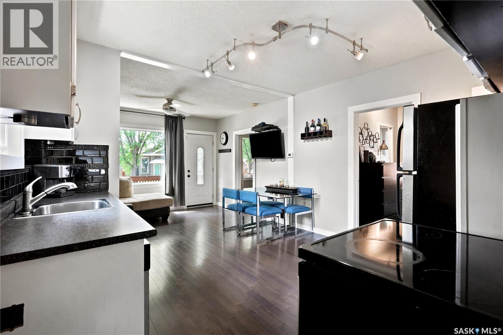 747 Argyle Street, Regina, SK - Indoor Photo Showing Kitchen