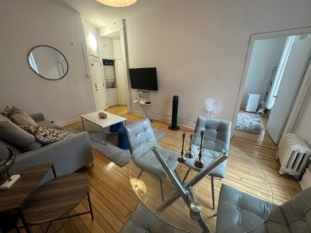 Salon - 2-2175 Rue Crescent, Montréal (Ville-Marie), QC - Indoor Photo Showing Living Room