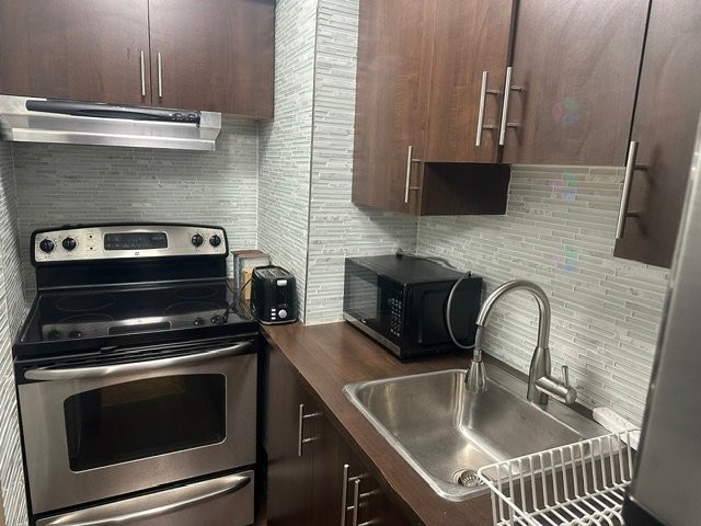Cuisine - 2-2175 Rue Crescent, Montréal (Ville-Marie), QC - Indoor Photo Showing Kitchen With Upgraded Kitchen