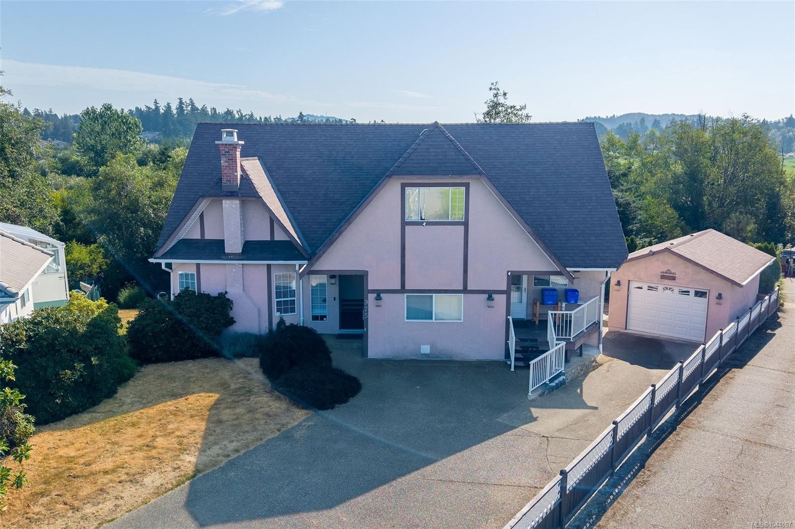 975 Meadowview Pl, Saanich, BC