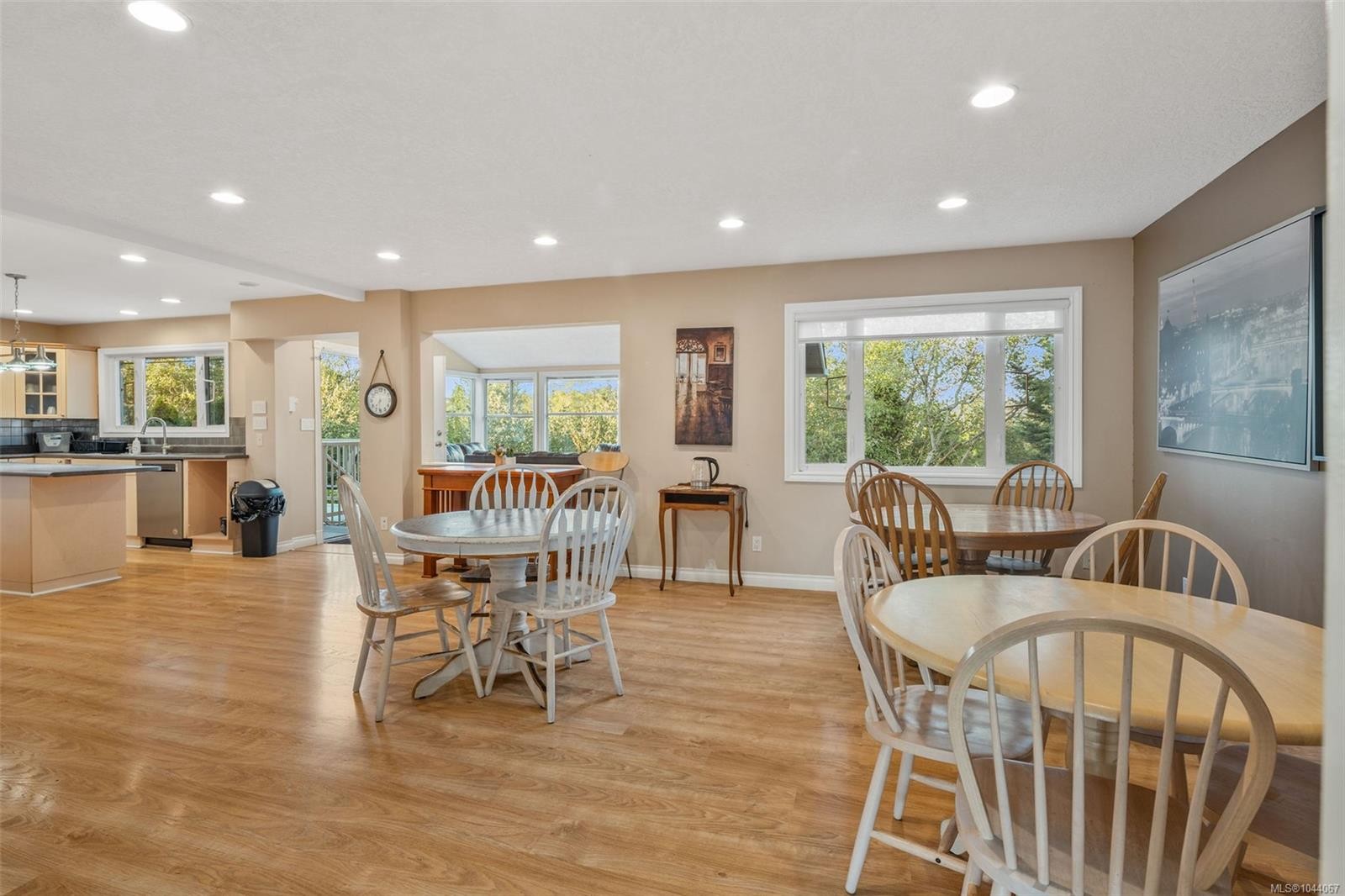 975 Meadowview Pl, Saanich, BC