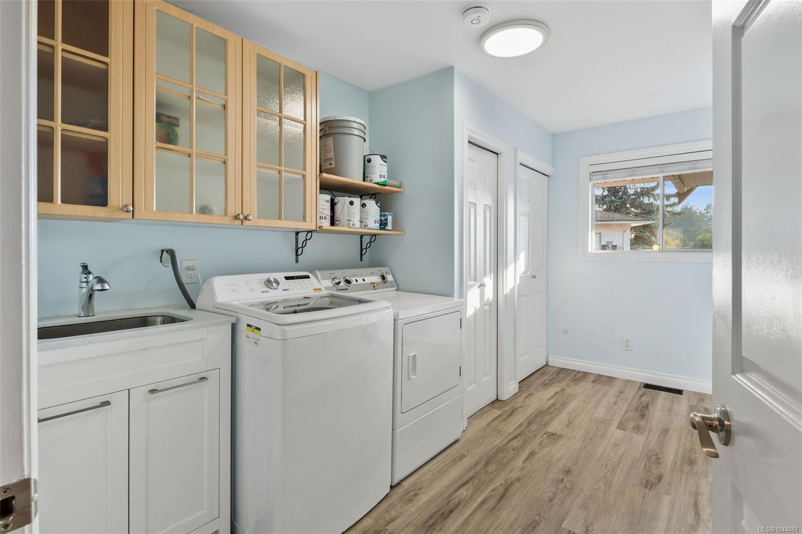 975 Meadowview Pl, Saanich, BC