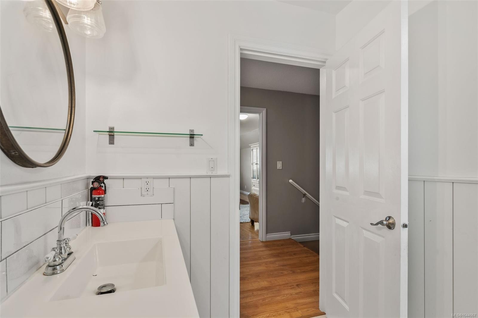 975 Meadowview Pl, Saanich, BC