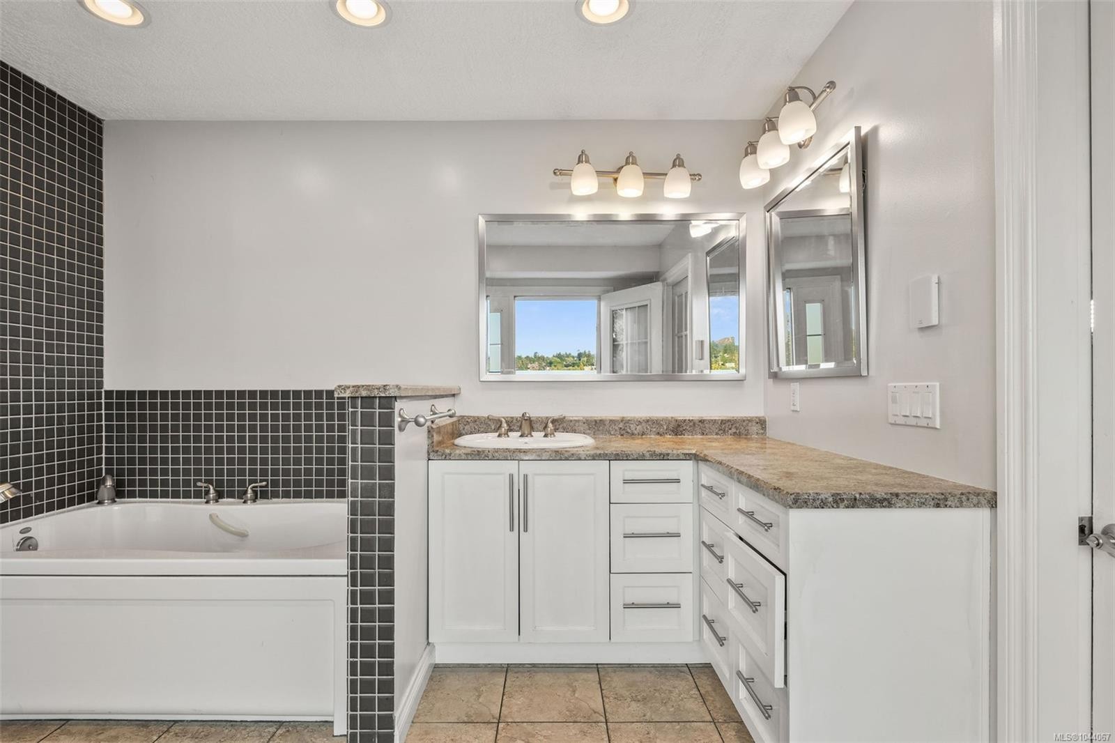 975 Meadowview Pl, Saanich, BC