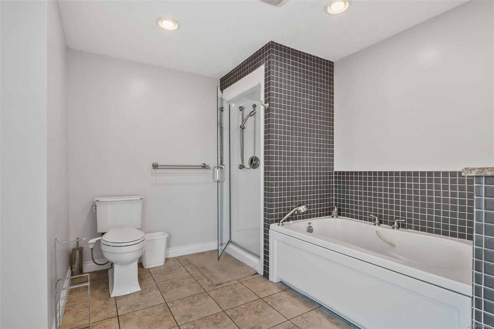975 Meadowview Pl, Saanich, BC