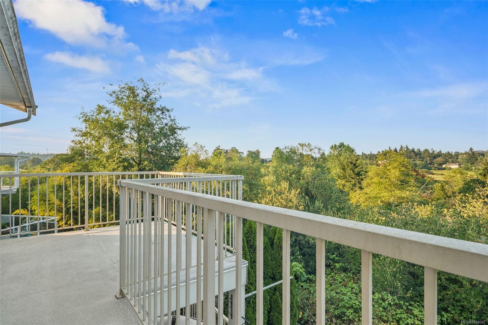 975 Meadowview Pl, Saanich, BC