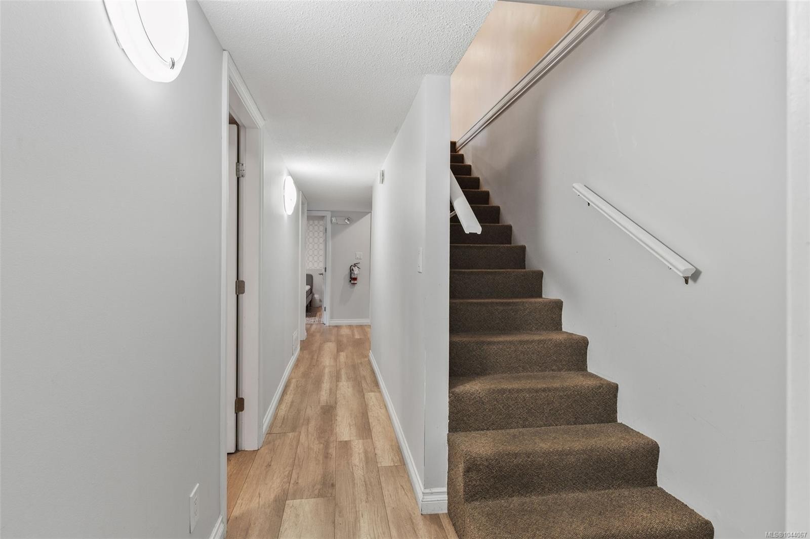 975 Meadowview Pl, Saanich, BC