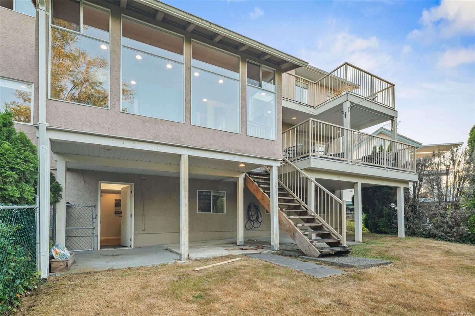 975 Meadowview Pl, Saanich, BC