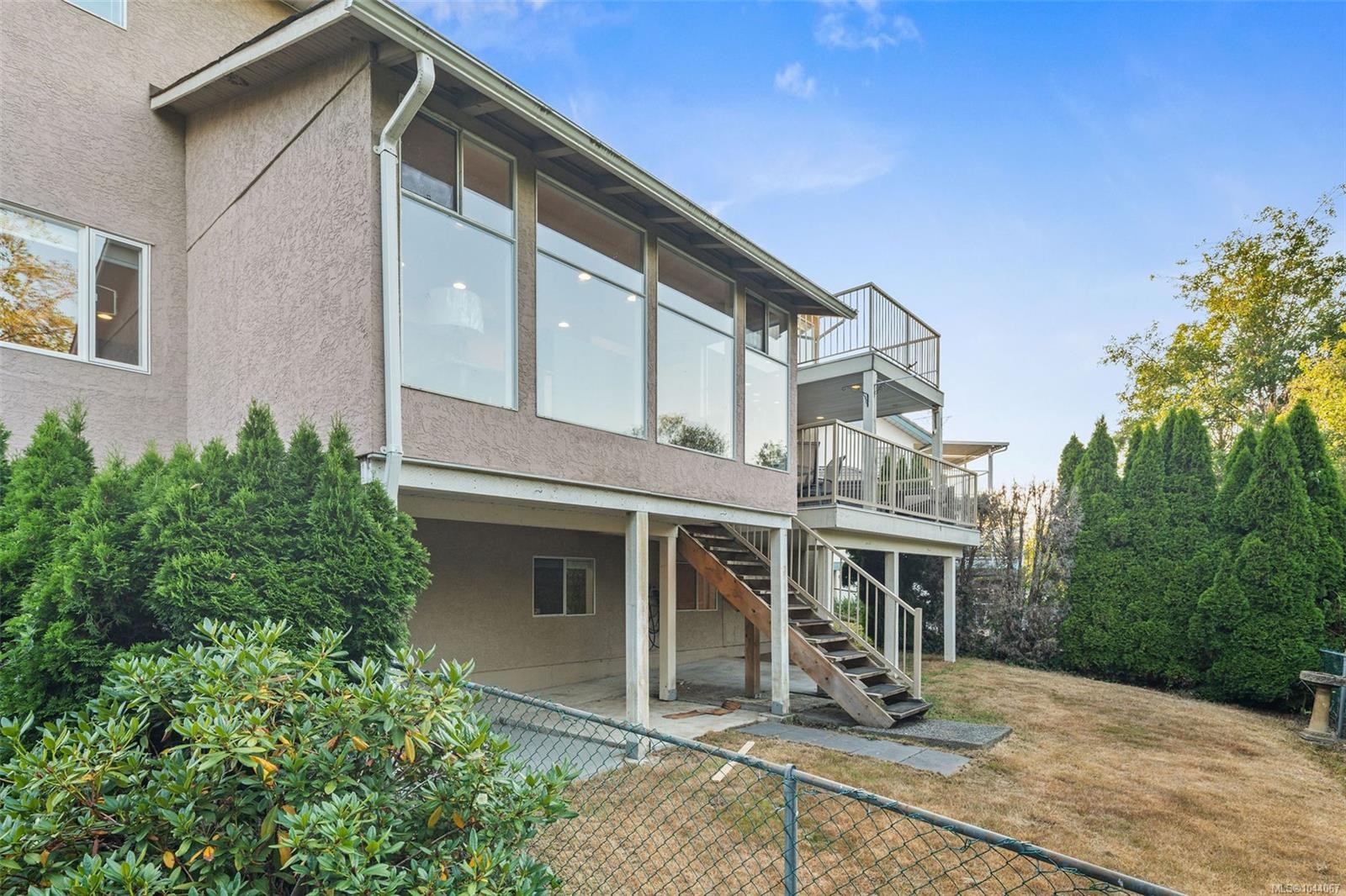 975 Meadowview Pl, Saanich, BC