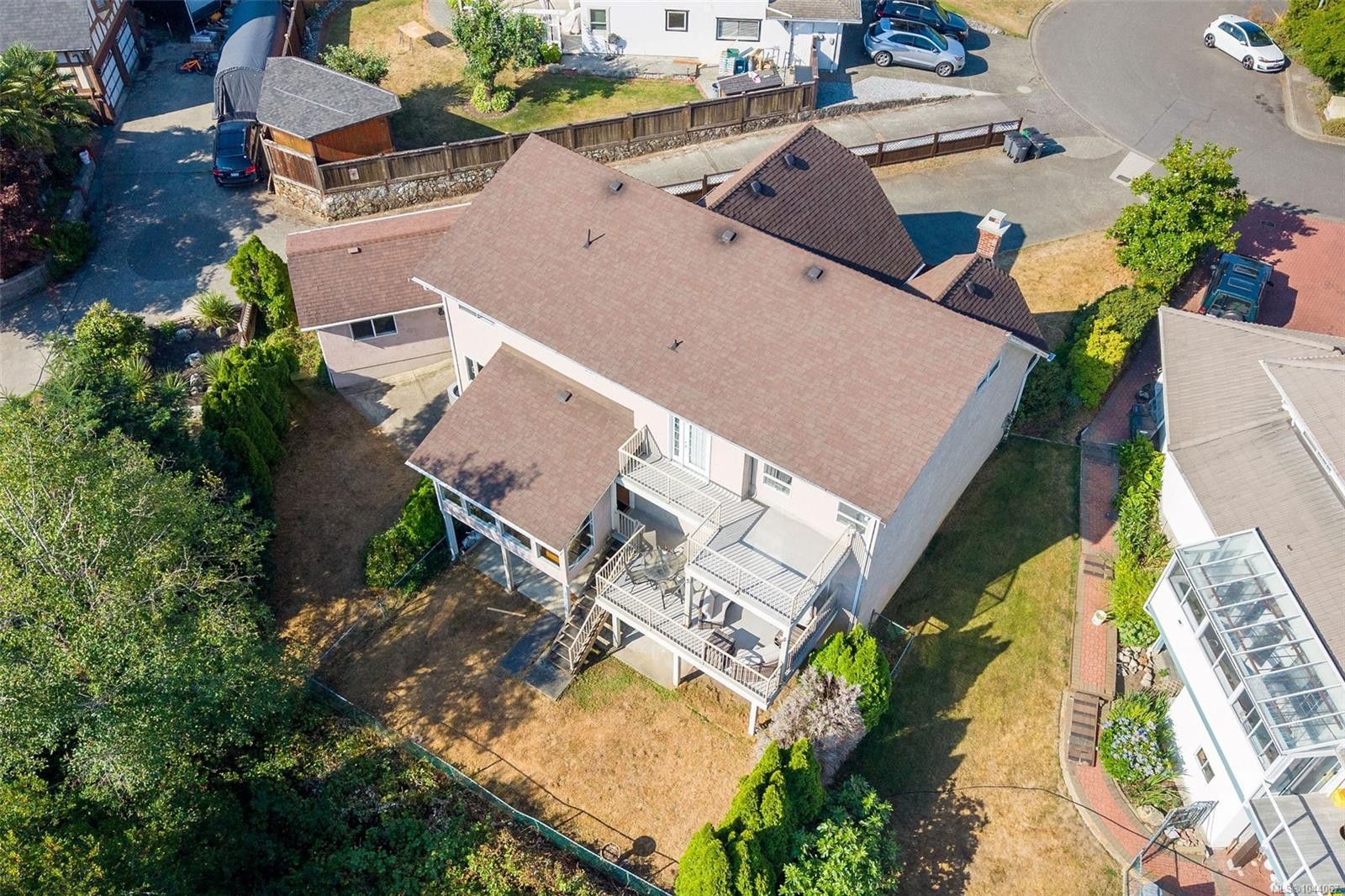 975 Meadowview Pl, Saanich, BC