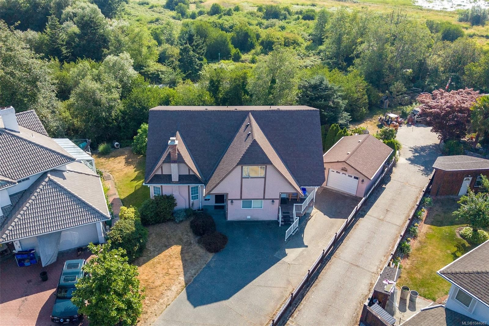 975 Meadowview Pl, Saanich, BC