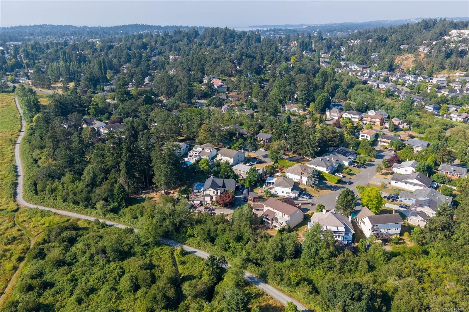 975 Meadowview Pl, Saanich, BC