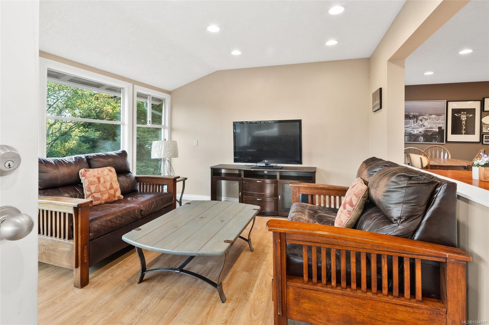 975 Meadowview Pl, Saanich, BC