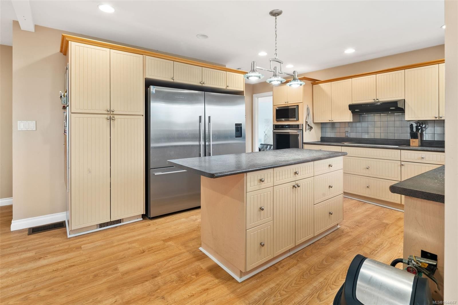 975 Meadowview Pl, Saanich, BC