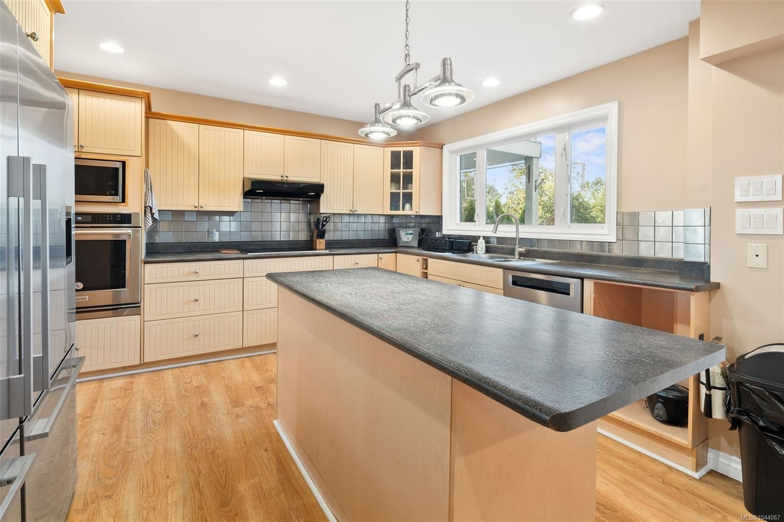 975 Meadowview Pl, Saanich, BC