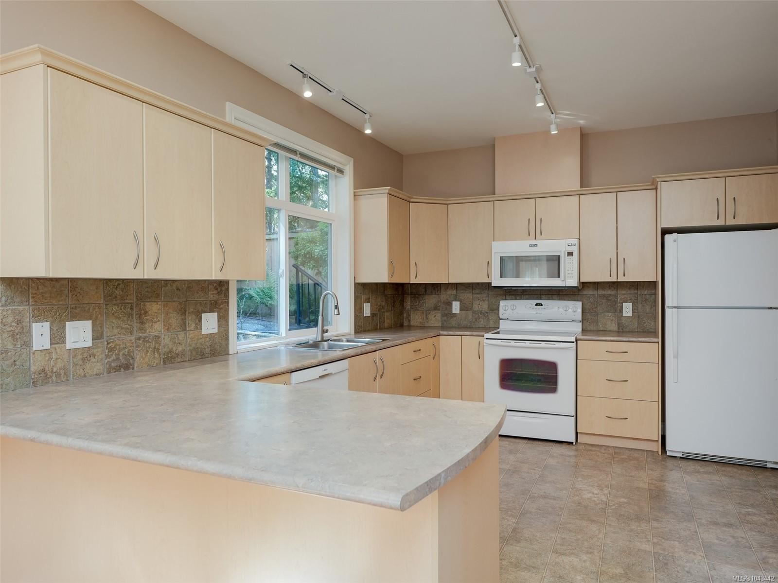 809 Rogers Way, Saanich, BC