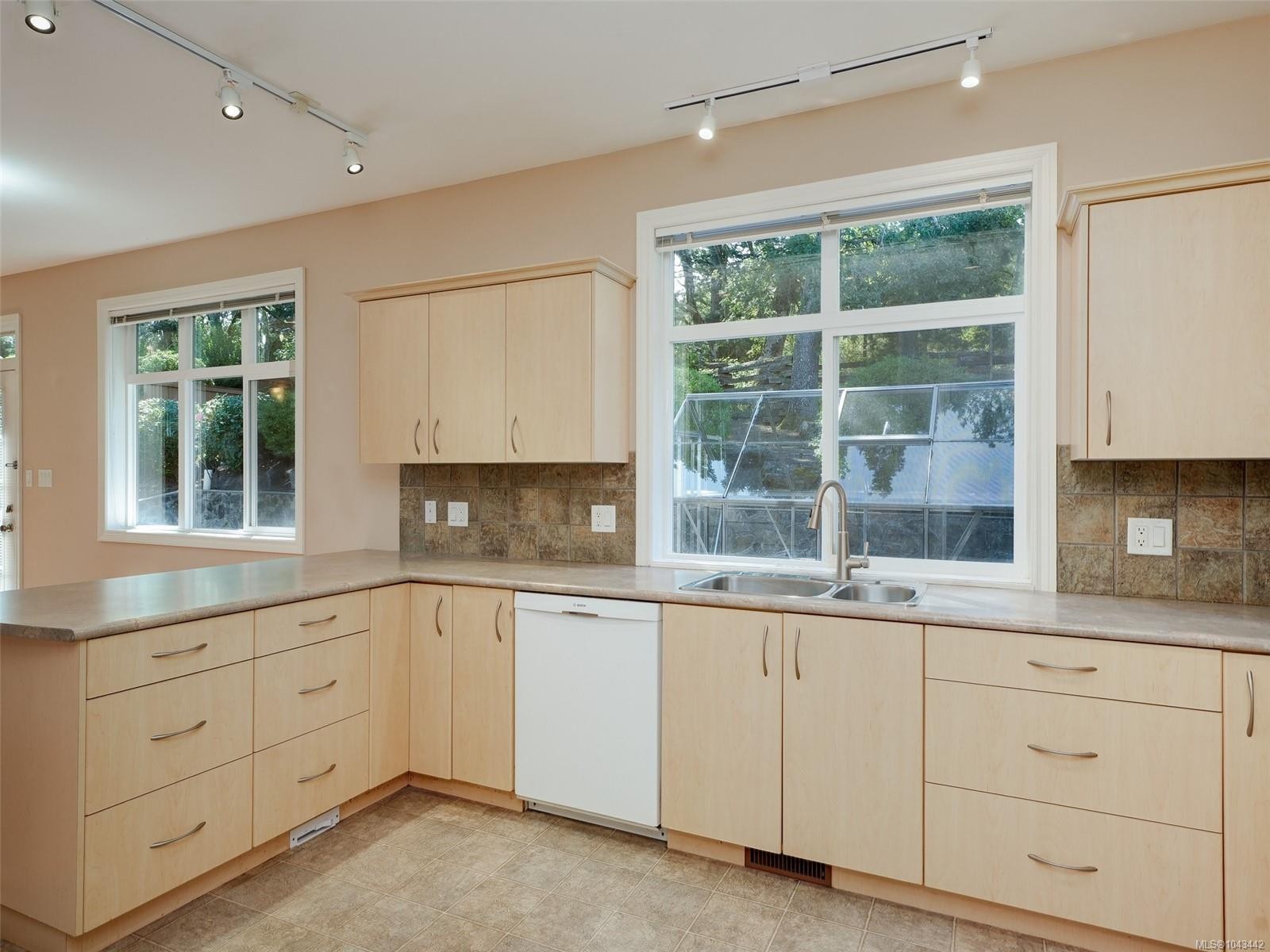 809 Rogers Way, Saanich, BC