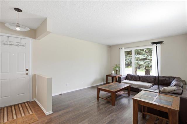 73 Baxter Bay, Winnipeg, MB - Indoor Photo Showing Living Room