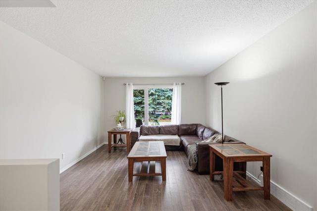 73 Baxter Bay, Winnipeg, MB - Indoor Photo Showing Living Room