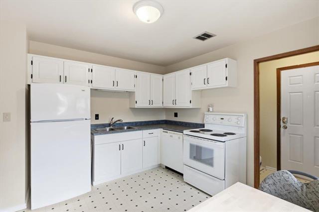 73 Baxter Bay, Winnipeg, MB - Indoor Photo Showing Kitchen With Double Sink