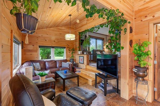 239 Main St, Carrick, MB - Indoor Photo Showing Living Room