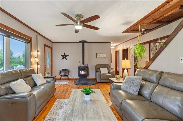 239 Main St, Carrick, MB - Indoor Photo Showing Living Room