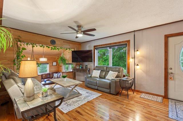239 Main St, Carrick, MB - Indoor Photo Showing Living Room