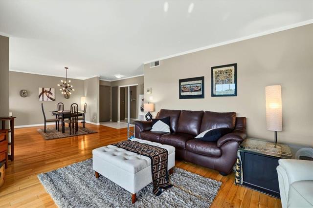 108-60 Dunkirk Dr, Winnipeg, MB - Indoor Photo Showing Living Room