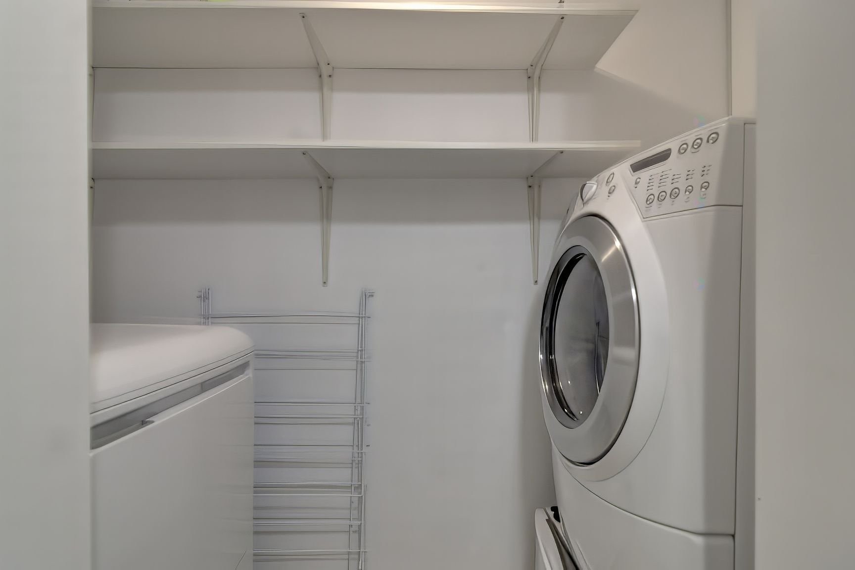 Salle de lavage - 6810 Rue Marie-Guyart, Montréal (Lasalle), QC - Indoor Photo Showing Laundry Room