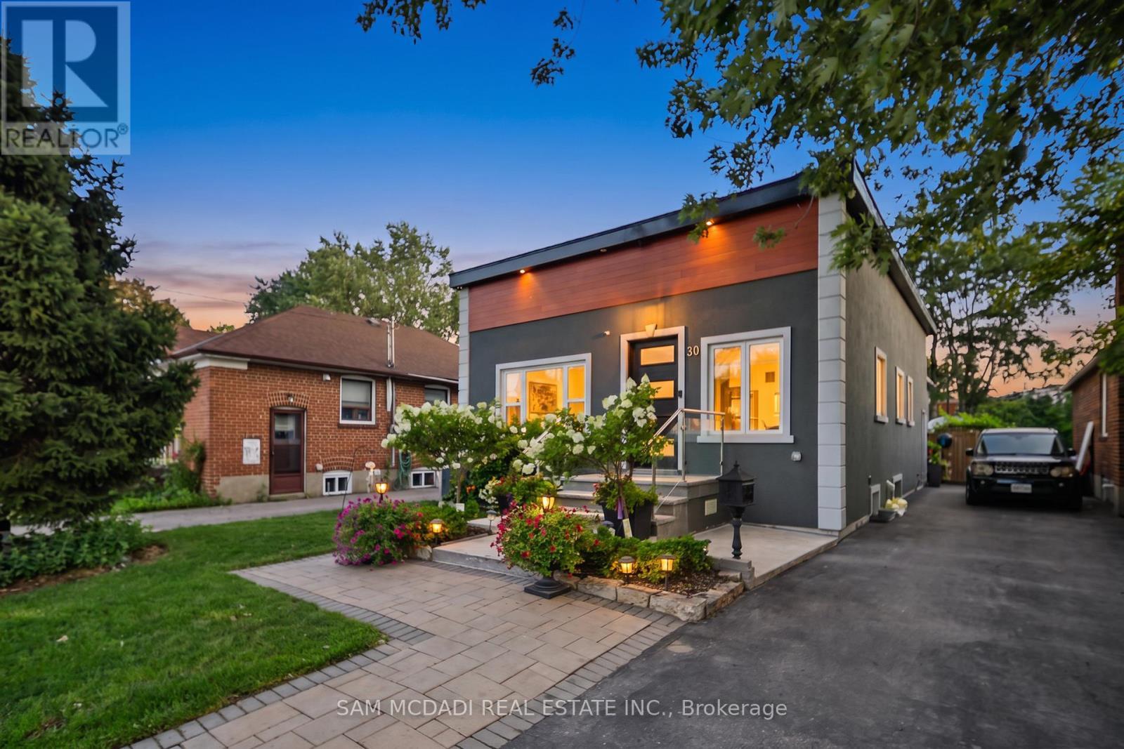 30 Maple Avenue N, Mississauga, ON - Outdoor