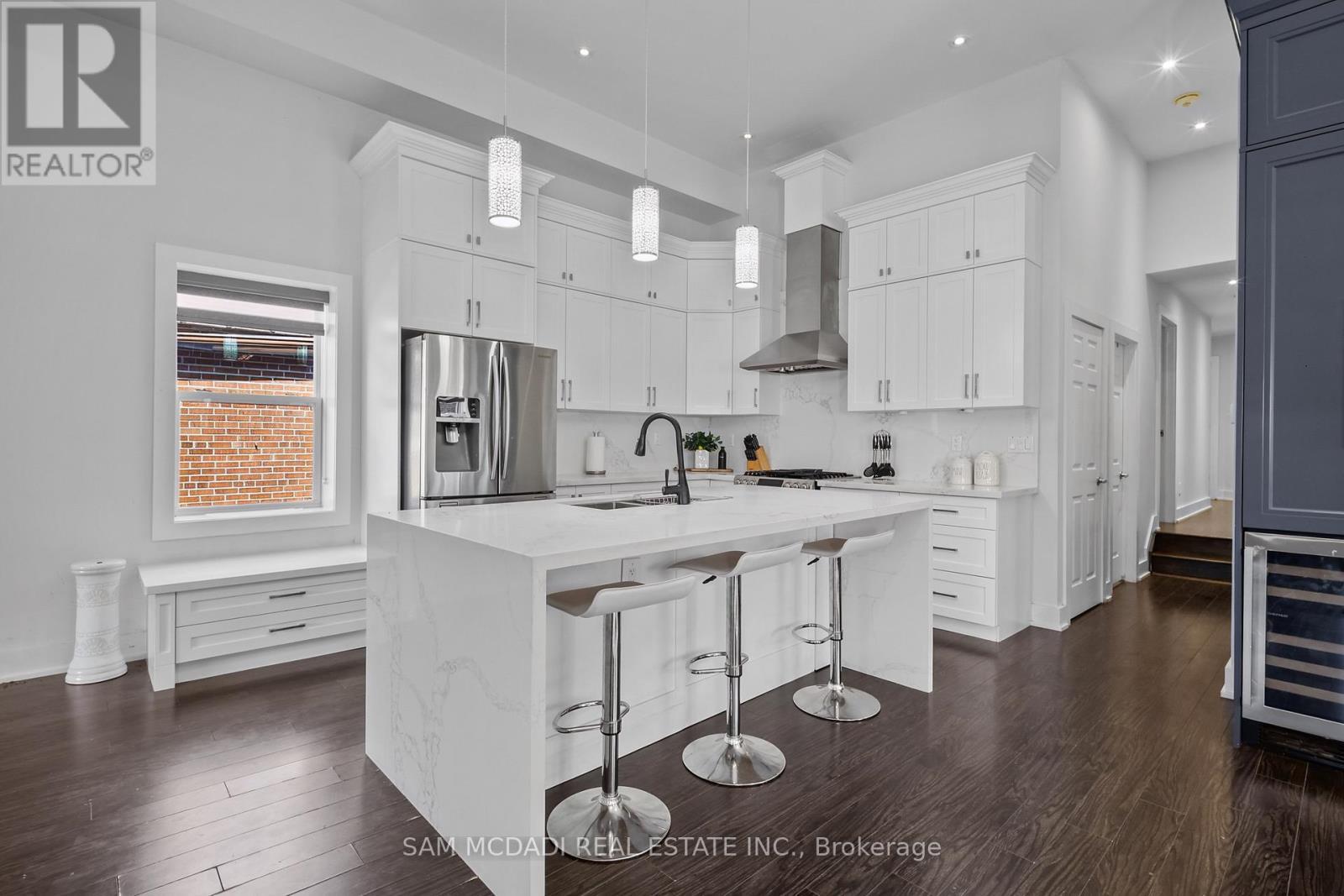 30 Maple Avenue N, Mississauga, ON - Indoor Photo Showing Kitchen With Upgraded Kitchen