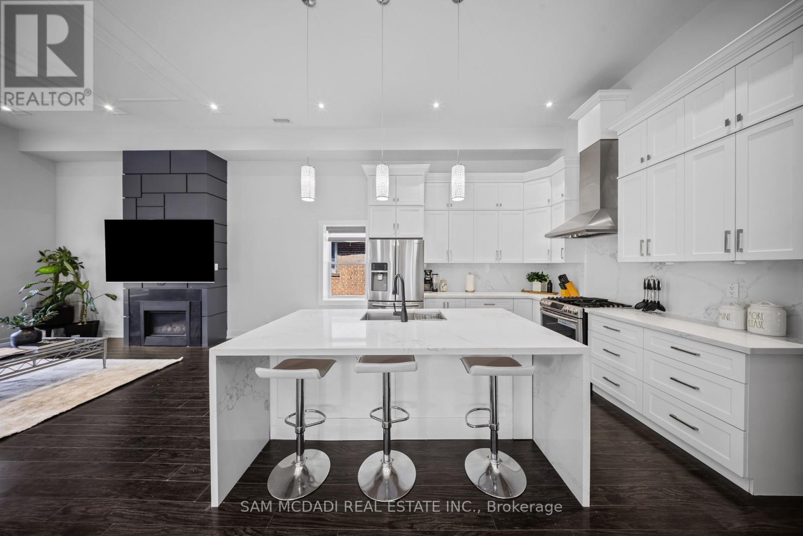30 Maple Avenue N, Mississauga, ON - Indoor Photo Showing Kitchen With Upgraded Kitchen