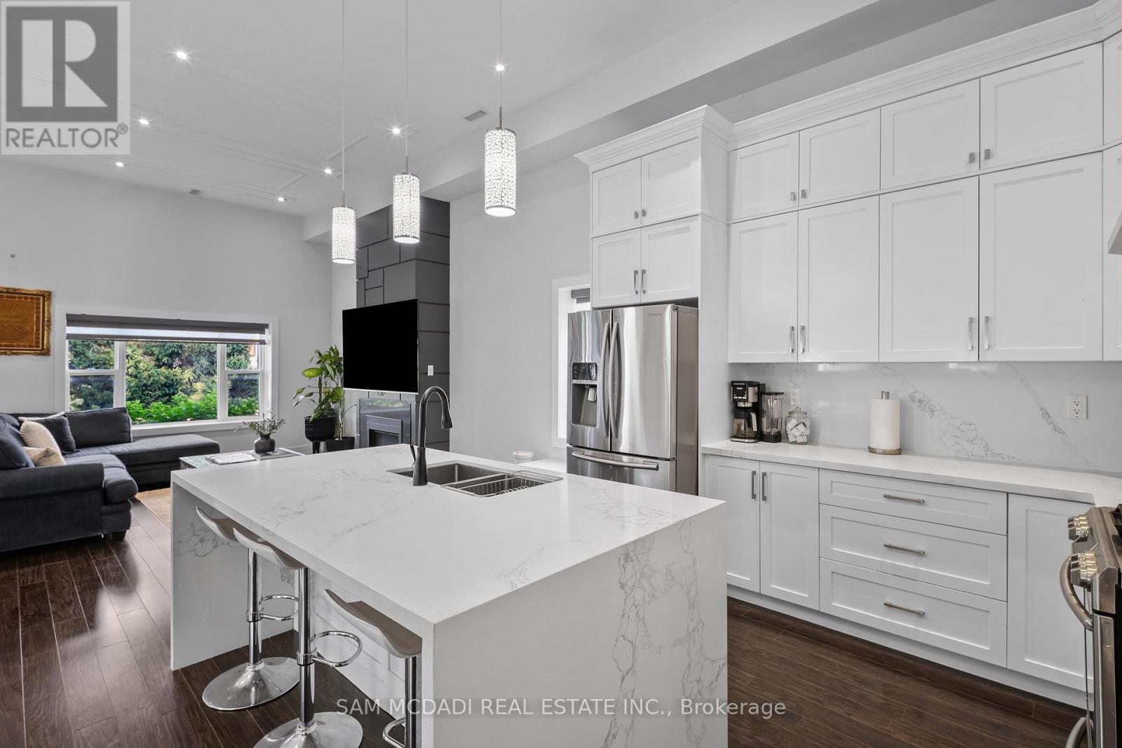 30 Maple Avenue N, Mississauga, ON - Indoor Photo Showing Kitchen With Stainless Steel Kitchen With Double Sink With Upgraded Kitchen