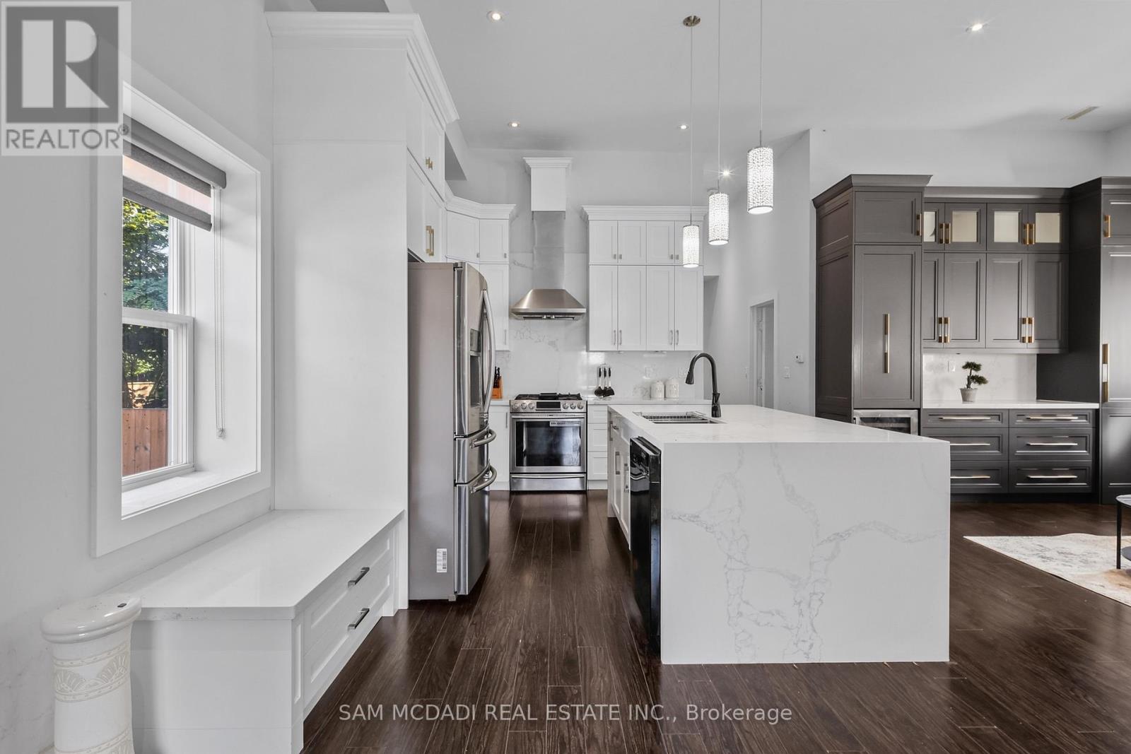 30 Maple Avenue N, Mississauga, ON - Indoor Photo Showing Kitchen With Upgraded Kitchen