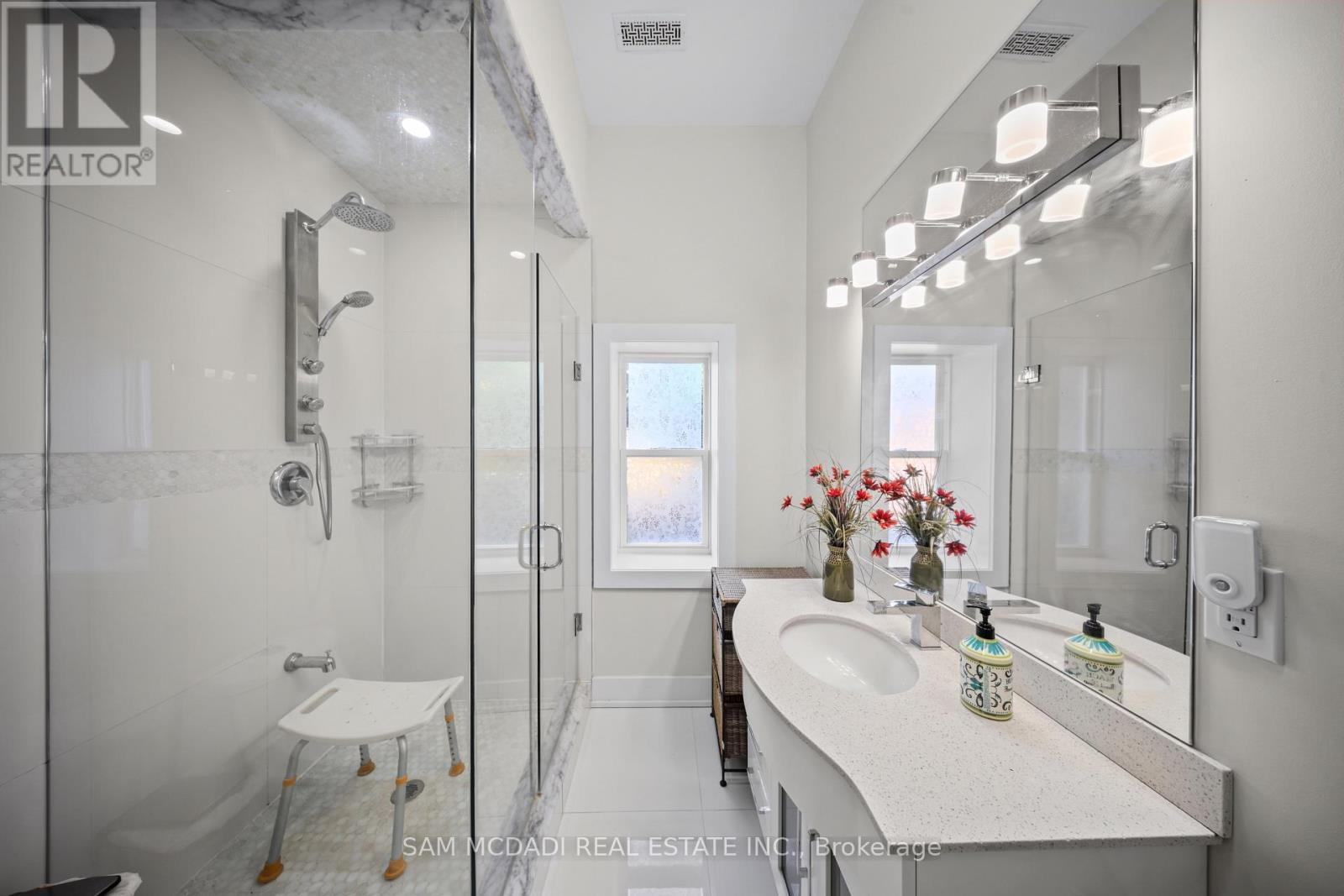 30 Maple Avenue N, Mississauga, ON - Indoor Photo Showing Bathroom