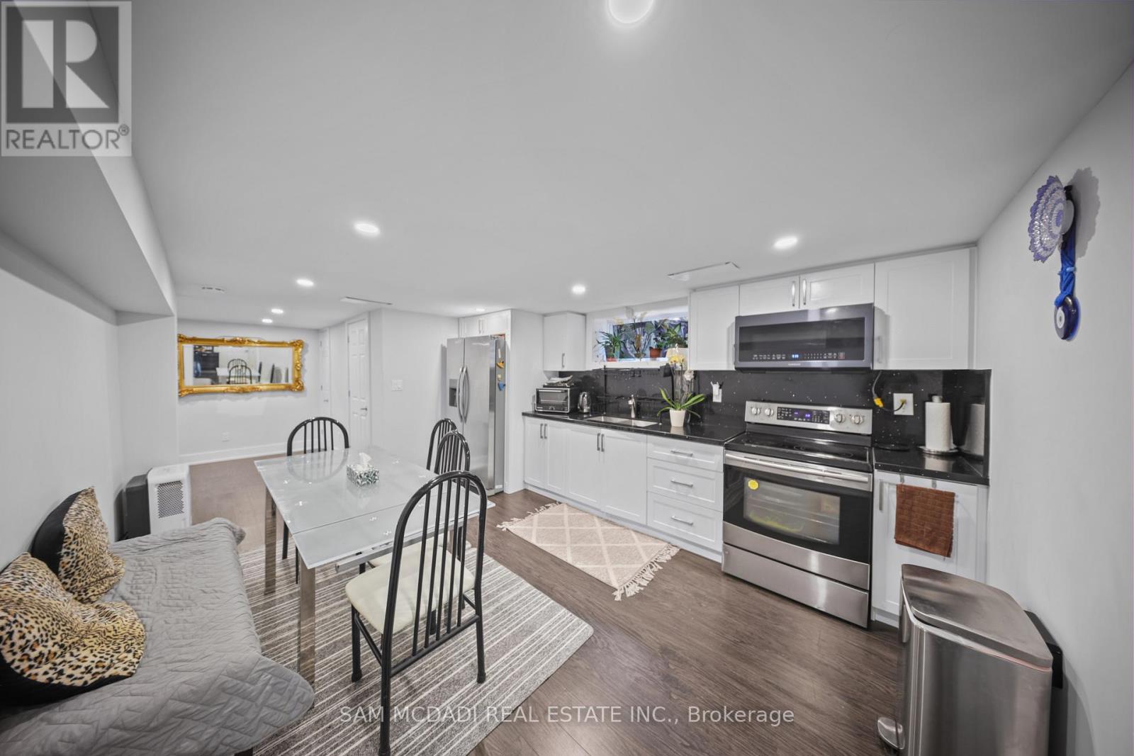 30 Maple Avenue N, Mississauga, ON - Indoor Photo Showing Kitchen