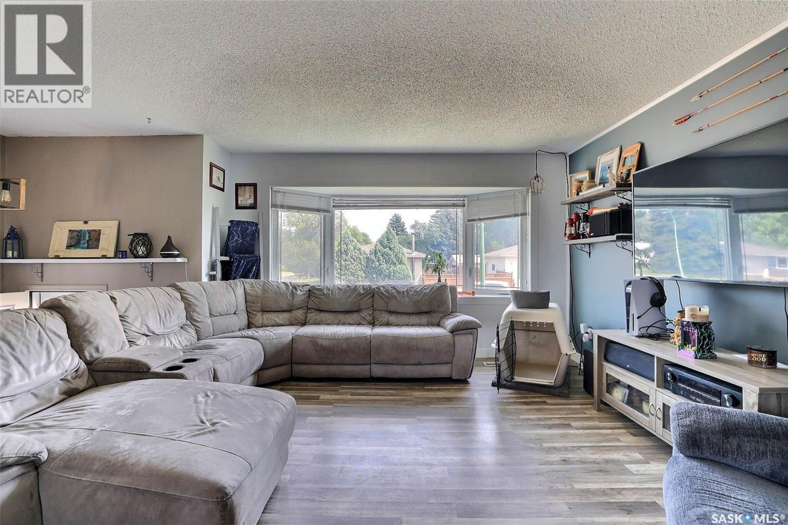 86 Straub Crescent, Regina, SK - Indoor Photo Showing Living Room