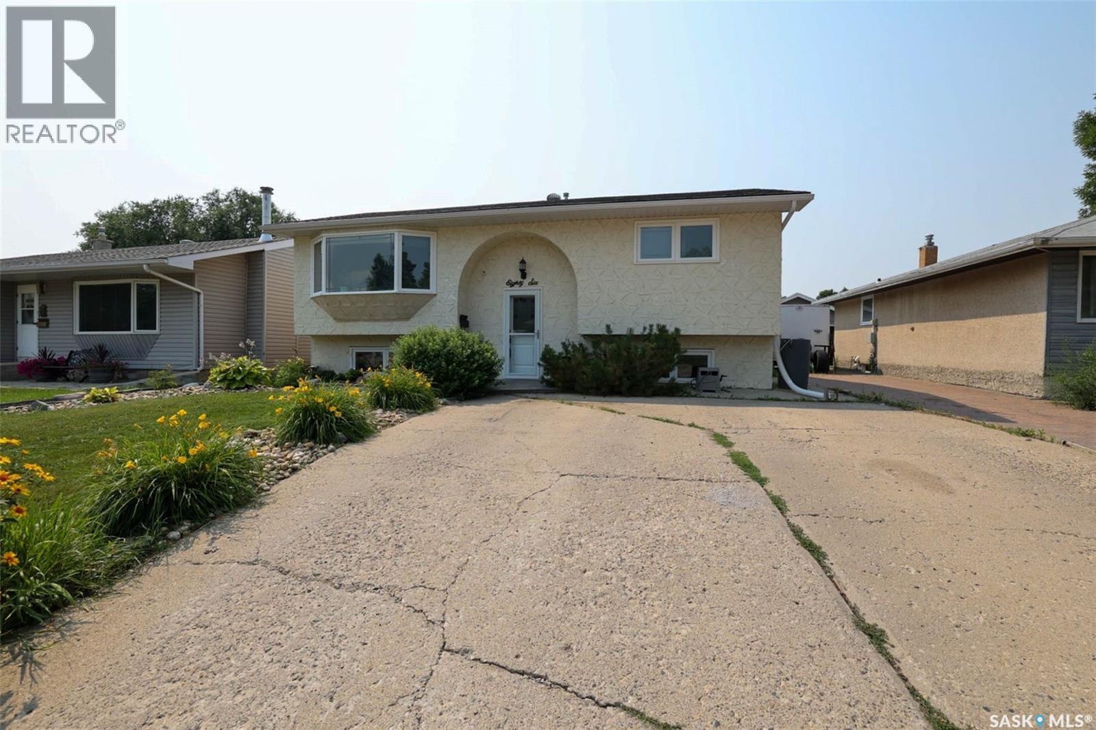 86 Straub Crescent, Regina, SK - Outdoor