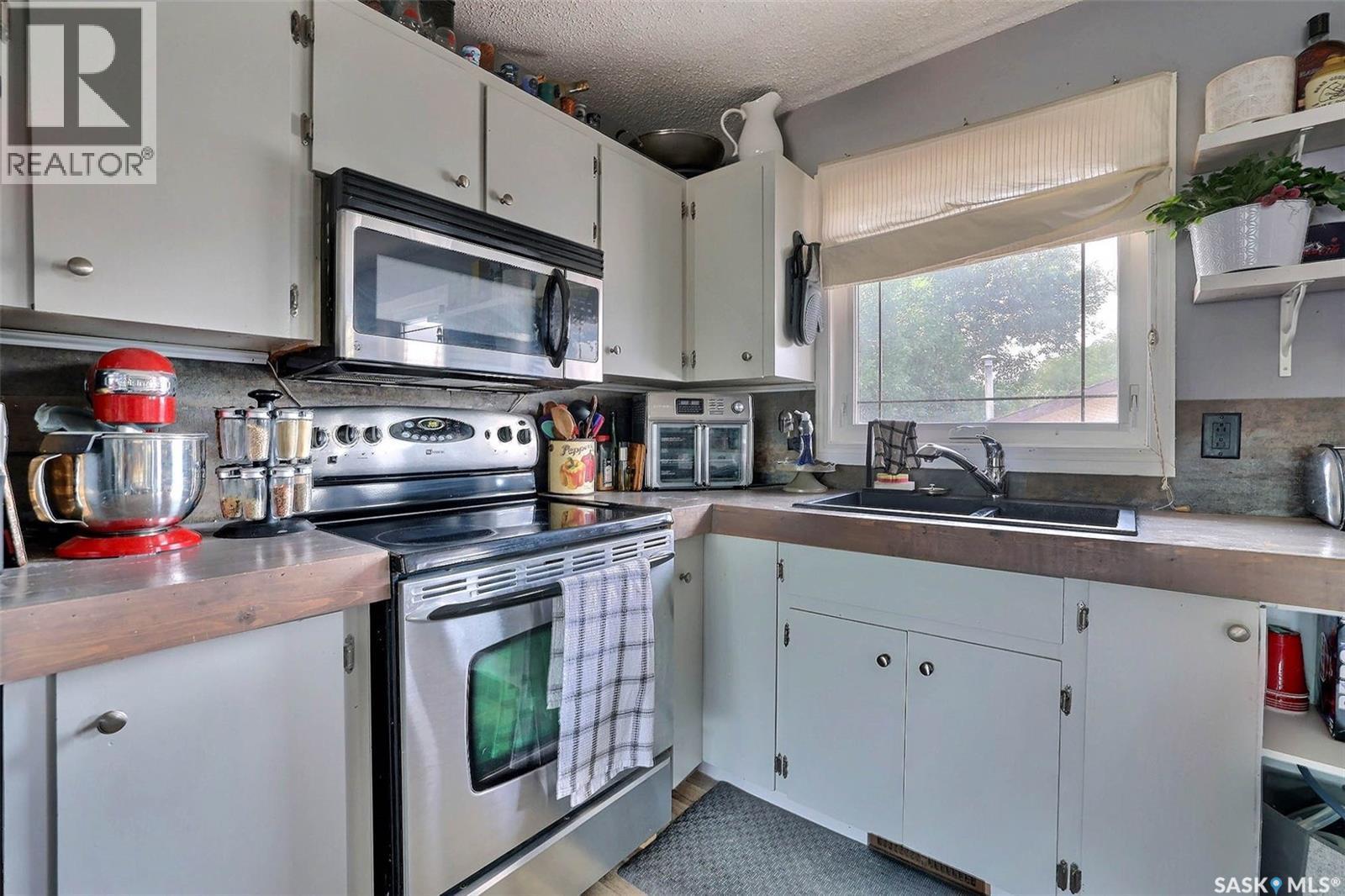86 Straub Crescent, Regina, SK - Indoor Photo Showing Kitchen With Double Sink