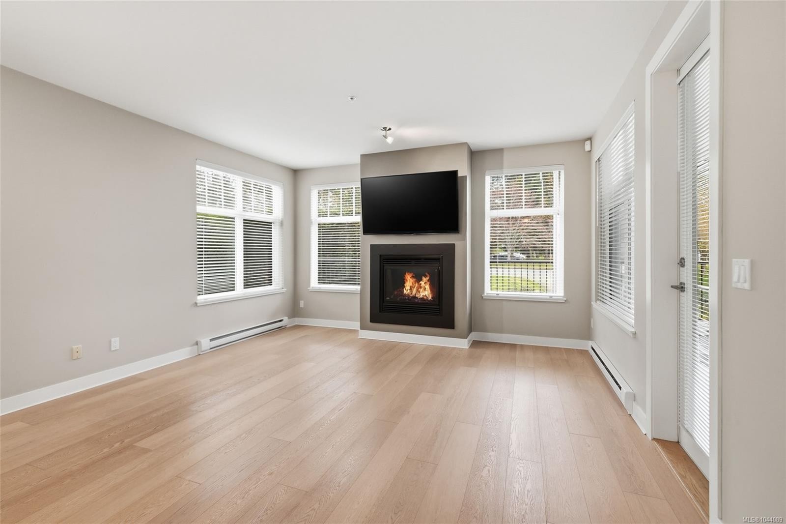 #101-1325 Cape Cod Dr, Parksville, BC - Indoor Photo Showing Living Room With Fireplace