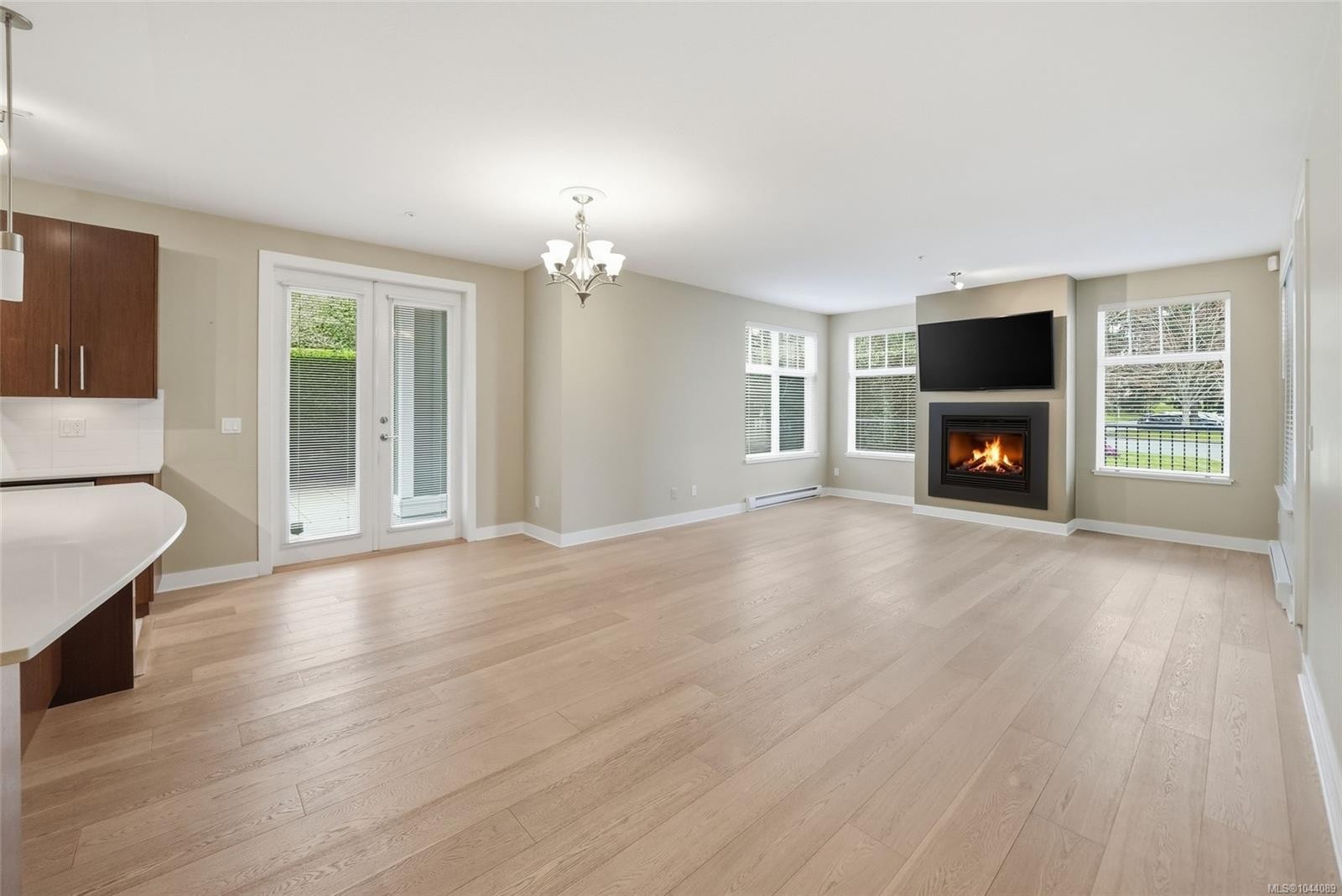 #101-1325 Cape Cod Dr, Parksville, BC - Indoor Photo Showing Living Room With Fireplace