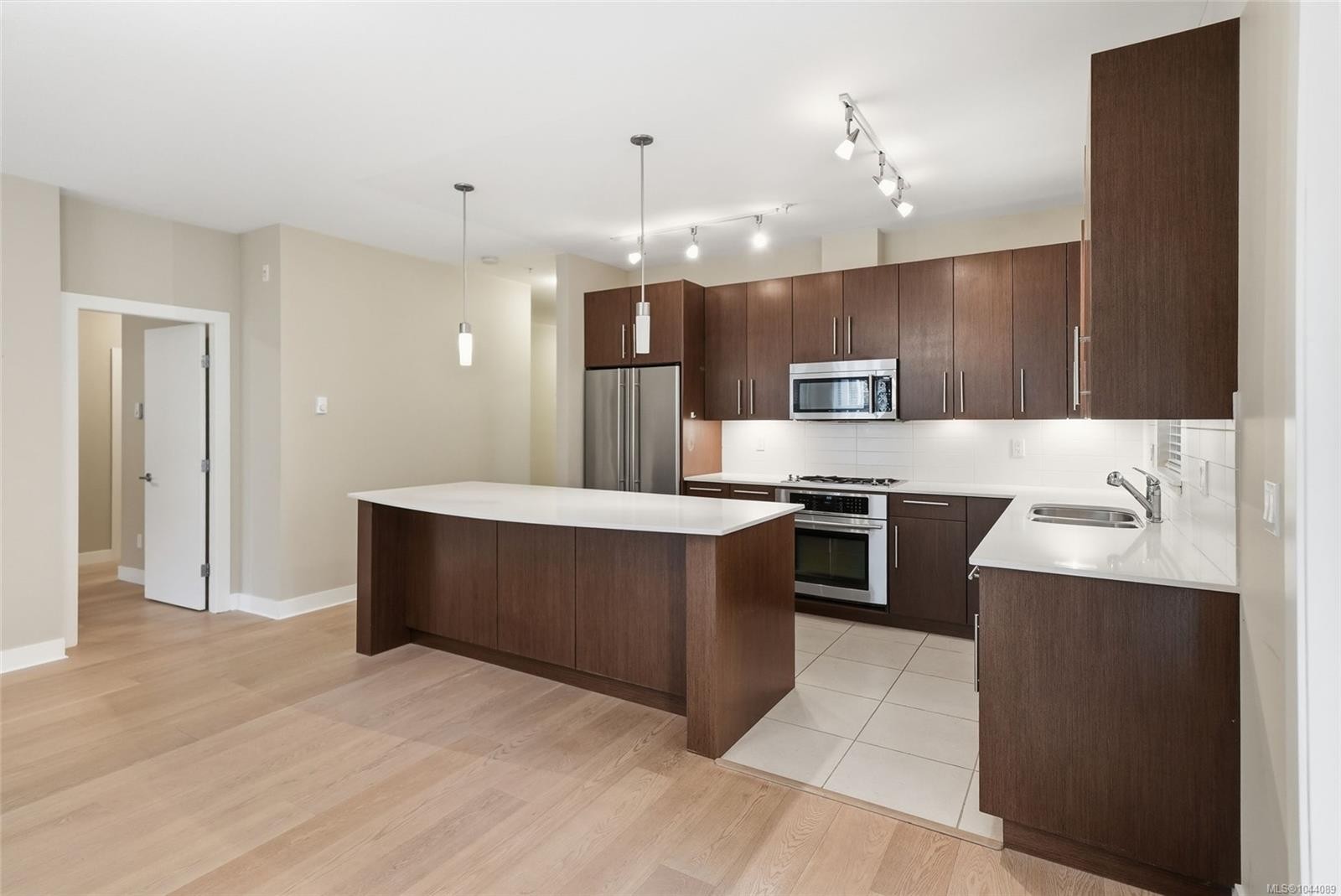 #101-1325 Cape Cod Dr, Parksville, BC - Indoor Photo Showing Kitchen With Double Sink With Upgraded Kitchen