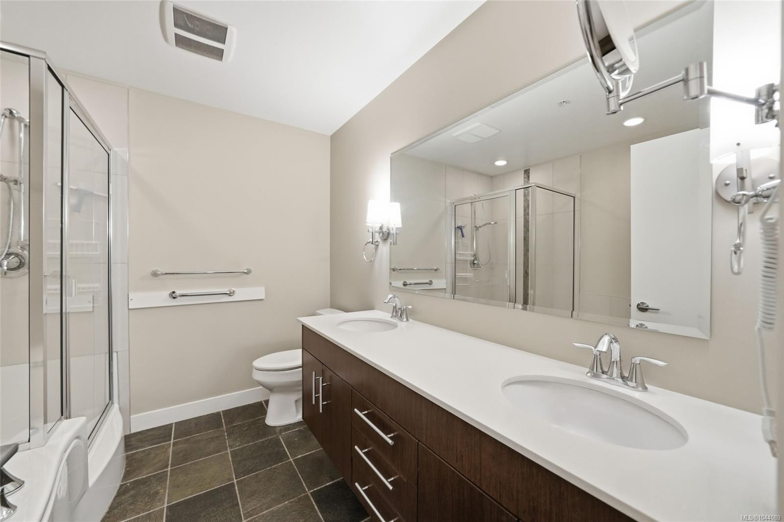 #101-1325 Cape Cod Dr, Parksville, BC - Indoor Photo Showing Bathroom