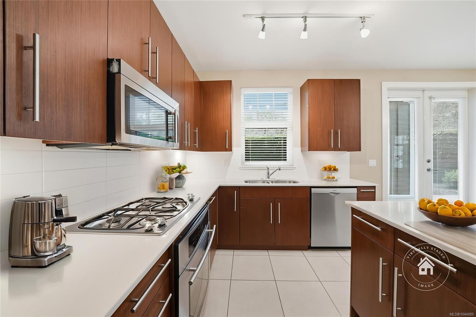 #101-1325 Cape Cod Dr, Parksville, BC - Indoor Photo Showing Kitchen With Double Sink With Upgraded Kitchen